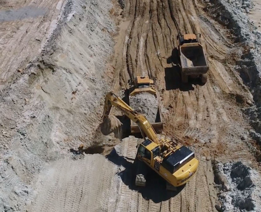 Excavator putting bedrock in dump truck